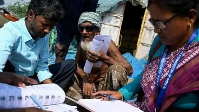 निवडणूक अधिकारी कागदपत्रांची पडताळणी करताना (संग्रहित छायाचित्र)
