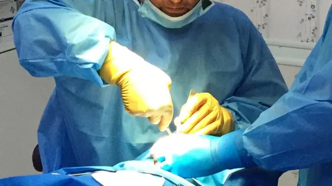 روغتیا پال دلته د مخ د ښکلا عملیات کوي