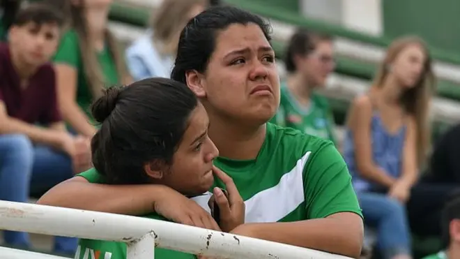 Dos hinchas del Chapecoense lloran por la noticia del accidente donde murieron varios jugadores del club.