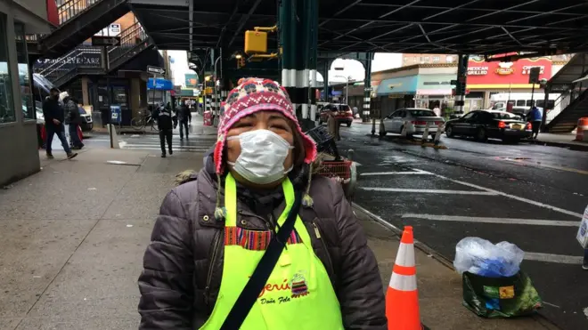La peruana Elvira Zukazaka vende comida en las calles de Queens donde está el "epicentro del epicentro" de la pandemia.