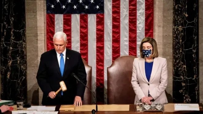 El vicepresidente Mike Pence certificó la victoria de Biden junto con Nancy Pelosi, líder de la Cámara de Representantes.