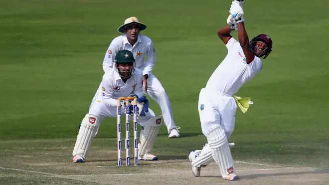 ویسٹ انڈیز کی جانب سے لیون جانسن اور ڈیرن براوو نے اننگز کا آغآز کیا اور پہلی وکٹ کی شراکت میں 27 رنز بنائے