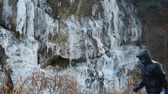 전국에 한파 특보가 내려진 24일 오전 서울 서대문구 홍제천 인공폭포가 얼어있다.