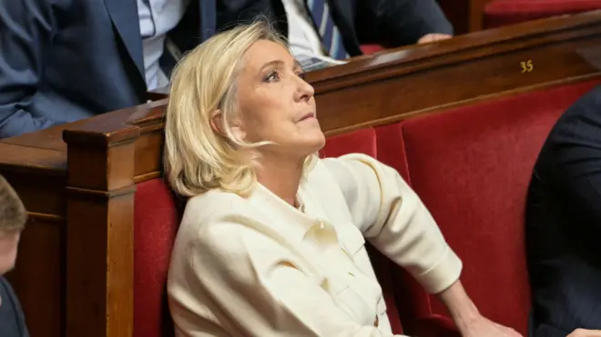 Năm ngoái, một tòa án ở Paris đã tuyên bà Marine Le Pen phạm tội lạm dụng quỹ của Nghị viện châu Âu, vụ án hiện đang được tòa phúc thẩm xem xét