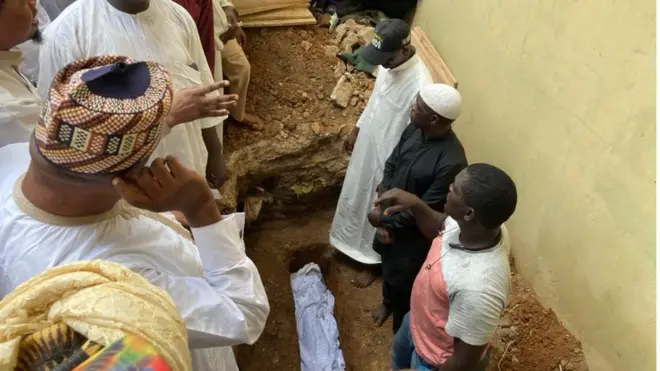 Oku Baba Suwe ti wọn tẹ sinu saare pẹlu asọ funfun ni awọn Alfa duro ti