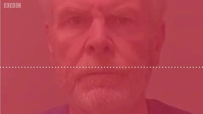 Čovek gleda u ekran