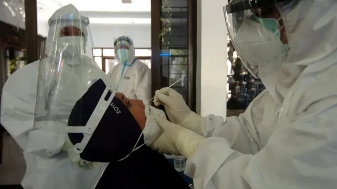 Tim Gugus Tugas Percepatan dan Pencegahan COVID-19 mengambil sampel Aparatur Sipil Negara (ASN) saat tes usap (swab test) massal di Tegal, Jawa Tengah, Kamis (30/7/2020).