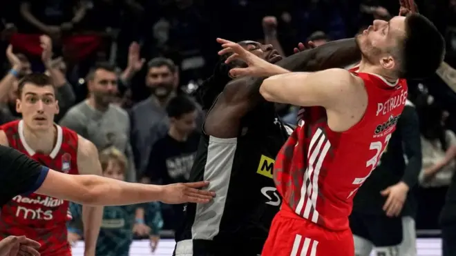 Ubrzno nakon poslednjeg zvuka sirene, Matijas Lesor dva puta je odgurnuo Filipa Petruševa