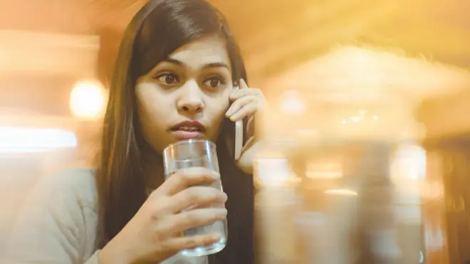 ఫోన్లో మాట్లాడుతూ ఆందోళనగా ఉన్న యువతి. ప్రతీకాత్మక చిత్రం