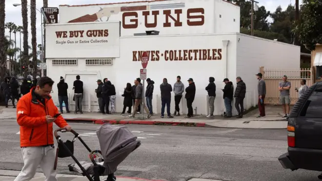 Очередь перед оружейным магазином в Калифорнии 15 марта 2019 года