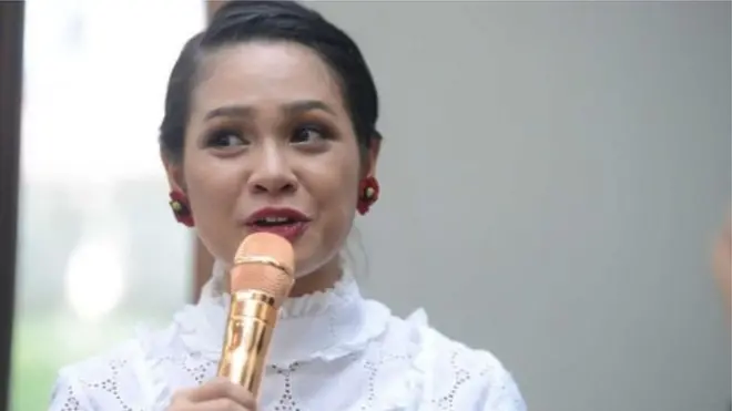 Співачка Андієн розмістила в Instagram фото себе, чоловіка і дитини зі скотчем на губах