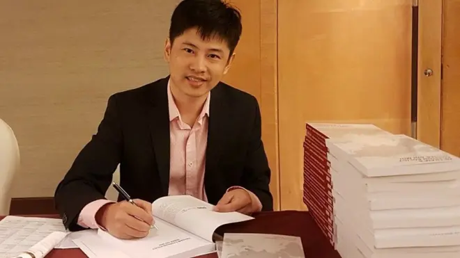 Ông Lê Hồng Hiệp ký tặng sách