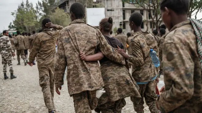 በትግራይ ኃይሎች ተማርከው የተባሉ የአገር መከላከያ ሠራዊት አባላት መቀለ ከተማ ሰኔ 25 2013 ዓ.ም.