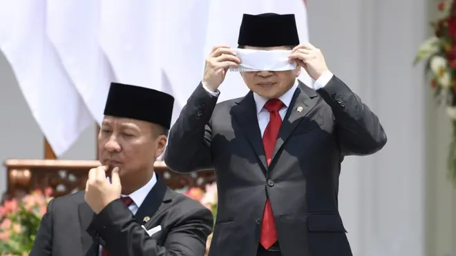 Menteri PPN/Kepala Bappenas Suharso Monoarfa (kanan) bersama Menteri Perindustrian Agus Gumiwang Kartasasmita (kiri) sebelum sesi foto bersama Kabinet Indonesia Maju di beranda Istana Merdeka, Jakarta, Rabu (23/10).