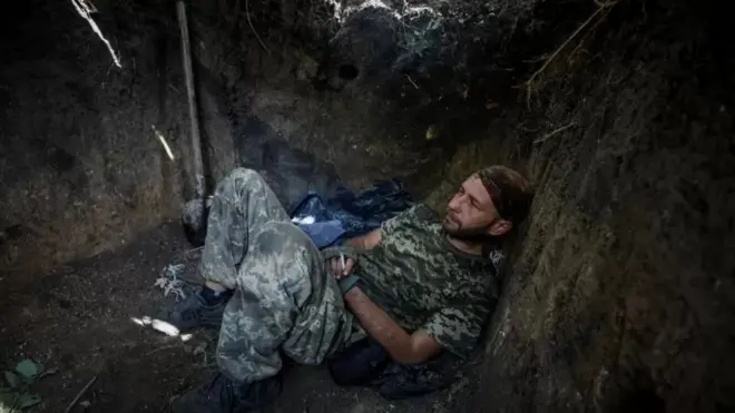 Багато військових вже більше ніж півроку знаходяться на фронті. Надати чи не надати їм відпустку залежить від командира