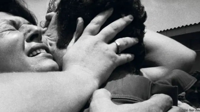 મુક્તિ પામેલા બંધકોને ભેટી રહેલા તેમના સ્વજનો