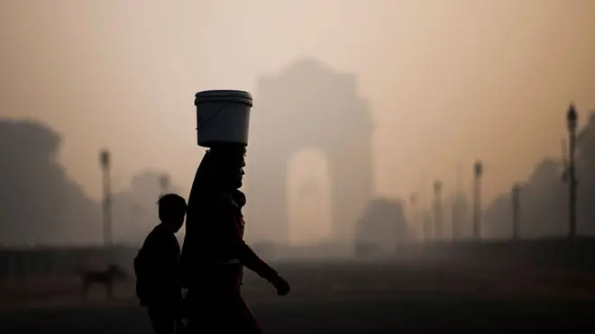 Delhi'de hava kalitesi karantina uygulamasıyla gözle görülür şekilde arttı. İki fotoğraf bu farkı ortaya koyuyor.