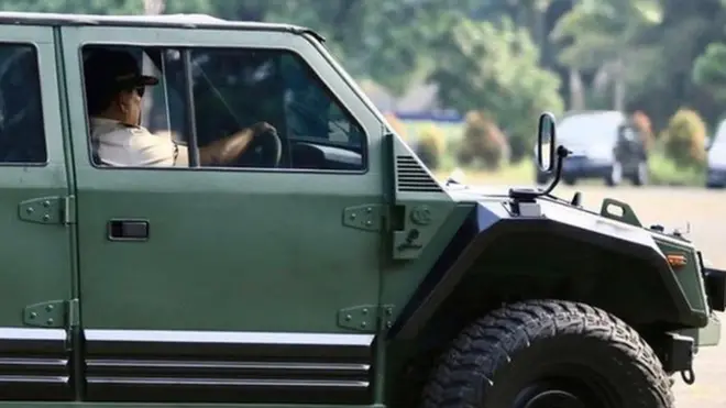 Prabowo dan tim dari PT. Pindad mencoba kendaraan Rantis Maung 4x4.