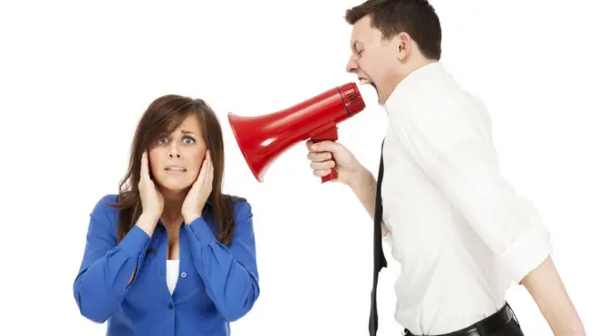 Jefe gritándole a una subordinada