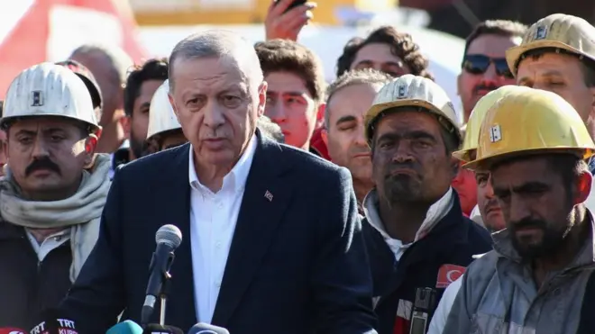 الرئيس التركي يتفقد موقع انفجار المنجم