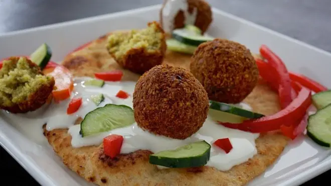 كيف اندمج لاجئ سوري في المجتمع الأمريكي بـ "الفلافل"؟