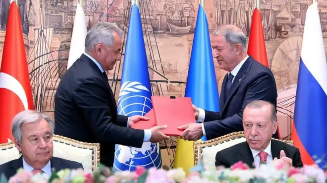 Menteri Pertahanan Rusia, Sergei Shoigu, Sekjen PBB Antonio Guterres, Presiden Turki Recep Tayyip Erdogan san Menhan Turki Hulusi Akar attend menghadiri upacara penandatanganan di Istanbul, 22 Juli 2022.