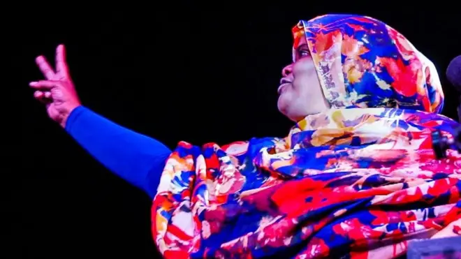 Axlaam waxay ka mid ahayd dadkii horseedayay mudaharaadyadii xilka looga tuuray Cumar Al-Bashiir