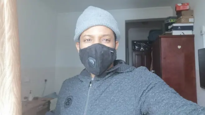 Student wey cover im nose