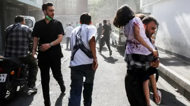 Iraníes tras uno de los ataques israelíes