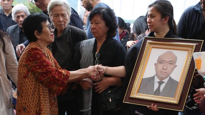 Istri almarhum Zetro Leonardo Purba Priskila Serapinta (kanan) mendapat ucapan duka cita dari kerabat saat acara prosesi pemakaman suaminya di TPU Sari Mulya, Setu, Tangerang Selatan, Banten, Kamis (11/9/2025).