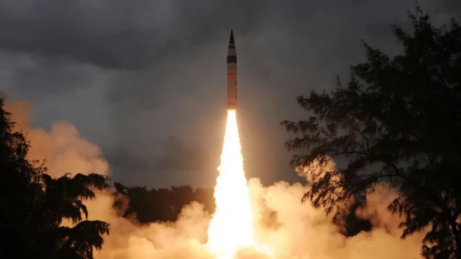 یک موشک در حال شلیک 