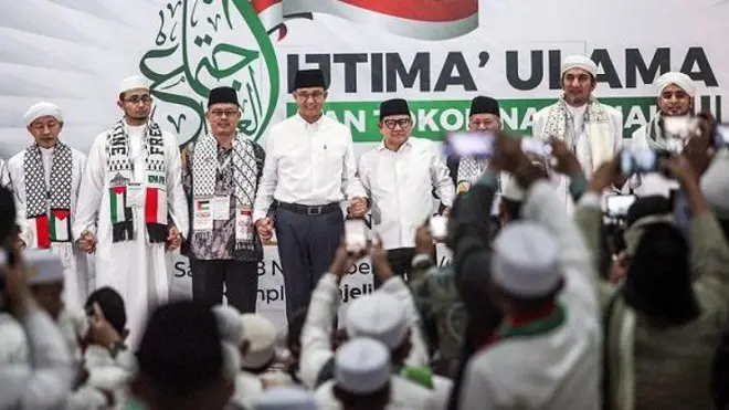 Pasangan capres dan cawapres nomor urut satu Anies Baswedan (keempat kiri) dan Muhaimin Iskandar (keempat kanan) beserta tokoh agama dan ulama foto bersama saat acara Ijtima Ulama di Komplek Majelis Az Zikra, Sentul, Kabupaten Bogor, Jawa Barat, Sabtu (18/11/2023).