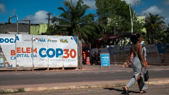 لوحة إعلانية لمؤتمر "كوب30" للمناخ الذي تستضيفه البرازيل.