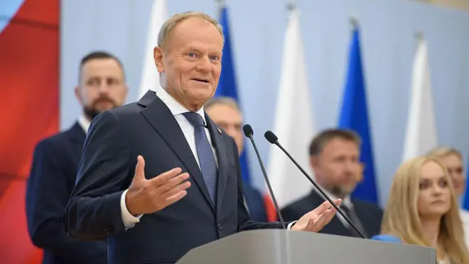Donald Tusk prezentuje przetasowany rząd