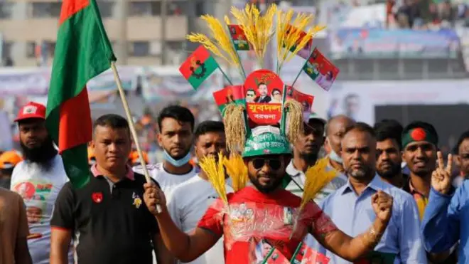 বিএনপির নির্বাচনী প্রতীক নিয়ে একজন সমর্থক। 