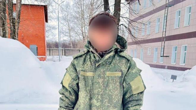 Homem de casaco com o rosto borrado para proteger sua identidade em meio à neve