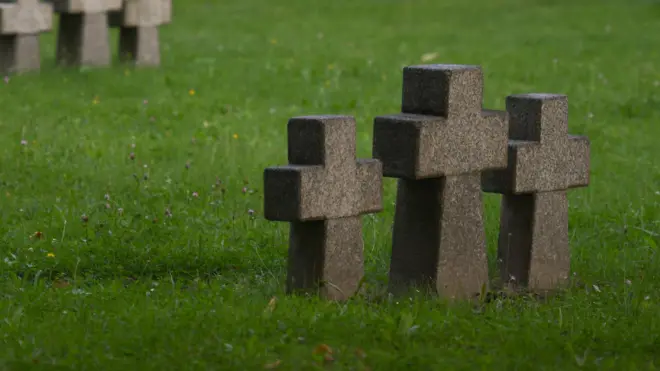 75 year old man die for Mozambique afta im pikin bury am alive