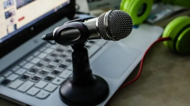 Pour démarrer son podcast, on peut commencer avec un micro de bonne qualité et un logiciel de montage