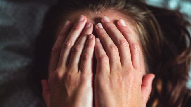 Руки закривають обличчя