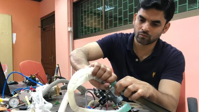 ڈاکٹر ریاض کے مطابق عام حالات میں ایک اچھے معیار کے وینٹیلیٹر کو درآمد کرنے کی قیمت 30 سے 35 لاکھ روپے پڑتی ہے۔ تاہم ان کے وینٹیلیٹر کی قیمت اس سے آٹھ سے دس گنا کم ہو گی