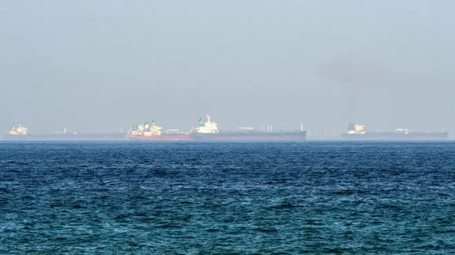 المنطقة المحيطة بميناء الفجيرة هي منطقة نشطة بحركة الملاحة البحرية.