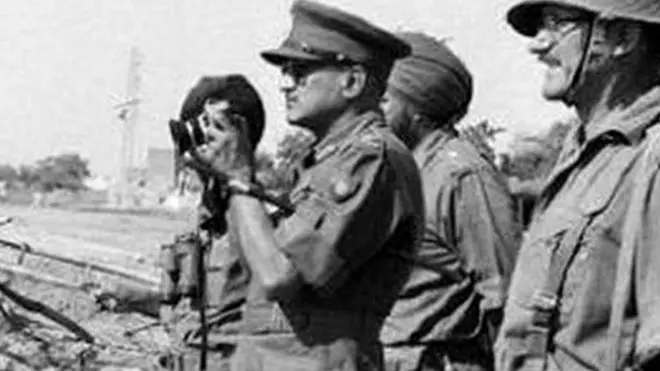 इच्छोगिल नहर के किनाारे सेनाध्यक्ष जनरल चौधरी के साथ कर्नल हेड.