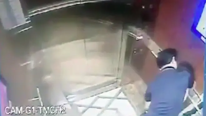 ဓာတ်လှေကားထဲမှာ ကလေးမလေးကို ငုယန် ဟူလင်း က အတင်းဖက်နေတဲ့ CCTV ပုံ လူမှုကွန်ရက်ပေါ်မှာ ပျံ့နှံ့သွား