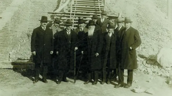 Članovi vlade SHS ispred gradilišta Narodne skupštine u Beogradu 1925. godine - Milan Stojadinović, Nikola Pašić, Stjepan Radić, Nikola Uzunović i ostali.