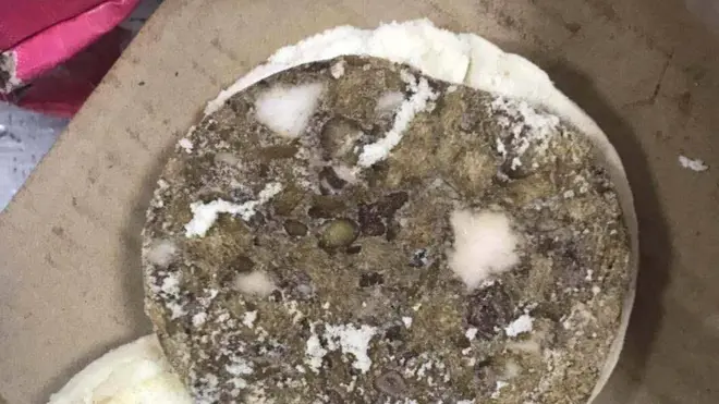 Roti yang kadaluarsa termasuk dari makanan yang ditemukan di dapur kantin sekolah