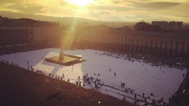 La artista Doris Salcedo diseñó y realizó con el apoyo de cientos de voluntarios una monumental obra de arte con una tela que cubrió la plaza de Bolívar, en la capital colombiana.