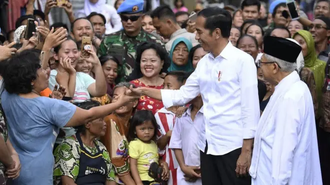 Joko Widodo dan Ma'ruf Amin setelah pidato kemenangan di Kampung Deres, Jakarta pusat.