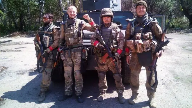 Екс-бійці батальйону "Київ-2" Олександр Войтко (крайній праворуч) та Євген Карась (другий правору) кажуть: правоохоронна система не хоче реформи, тому "витискає" добровольців