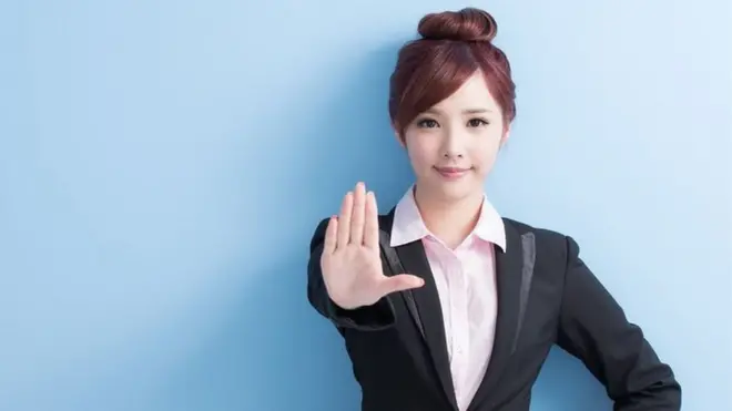 నో అని చెబుతున్న మహిళా ఉద్యోగి