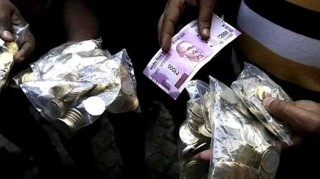 ایک جائزے کے مطابق پندرہ لاکھ کروڑ روپے میں تقریبا تین لاکھ کروڑ روپے کالے دھن کے زمرے میں آتے ہیں